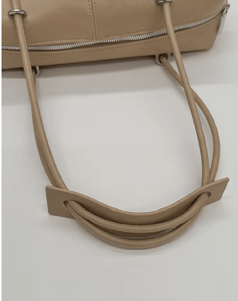 Ada Pillow Boston Bag in beige – detail