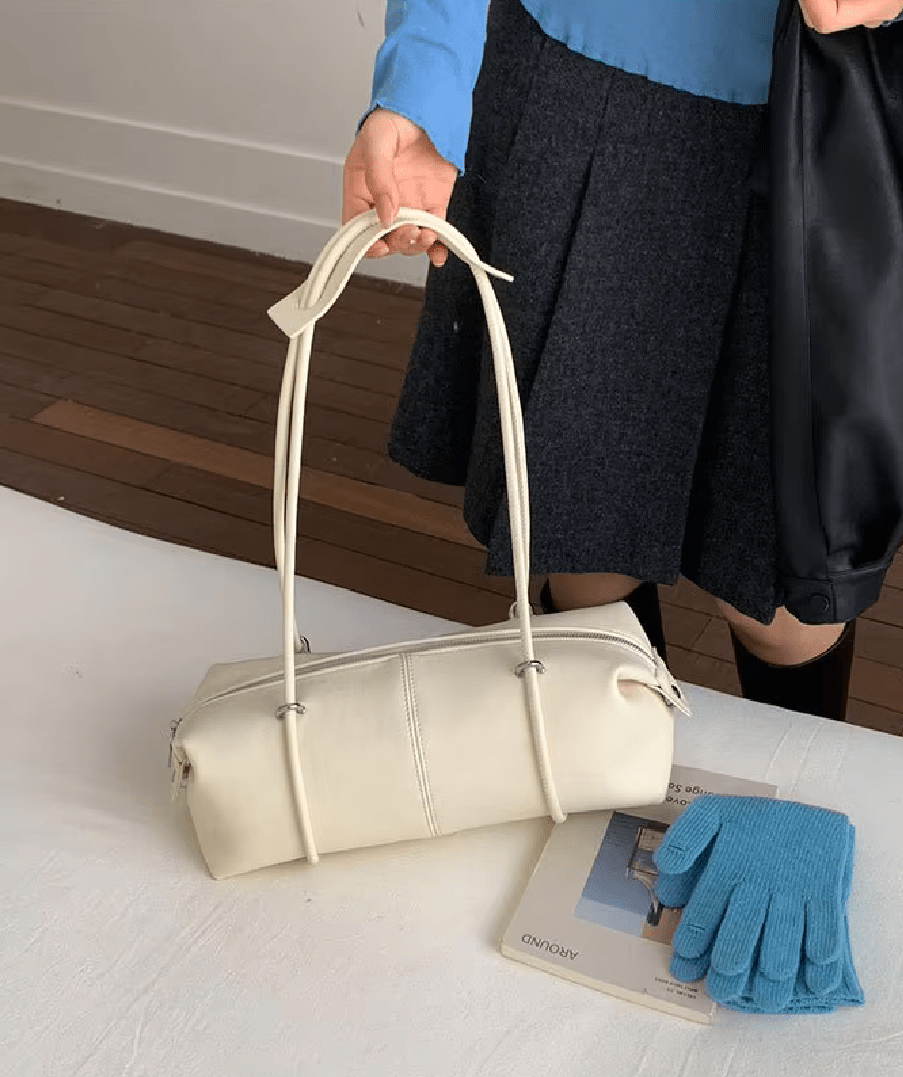 Ada Pillow Boston Bag in white – styled look