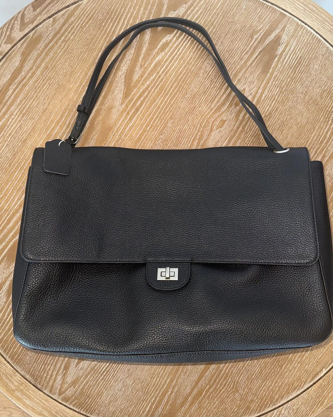 Hilde Maxi Flap Shoulder Bag in black – styled look