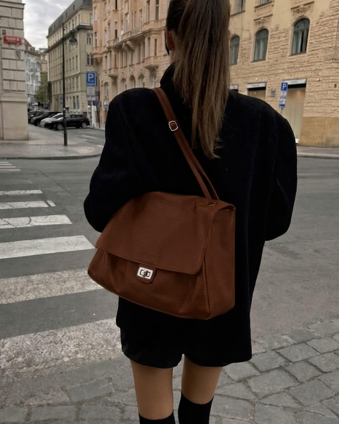 Hilde Maxi Flap Shoulder Bag in cognac – styled look