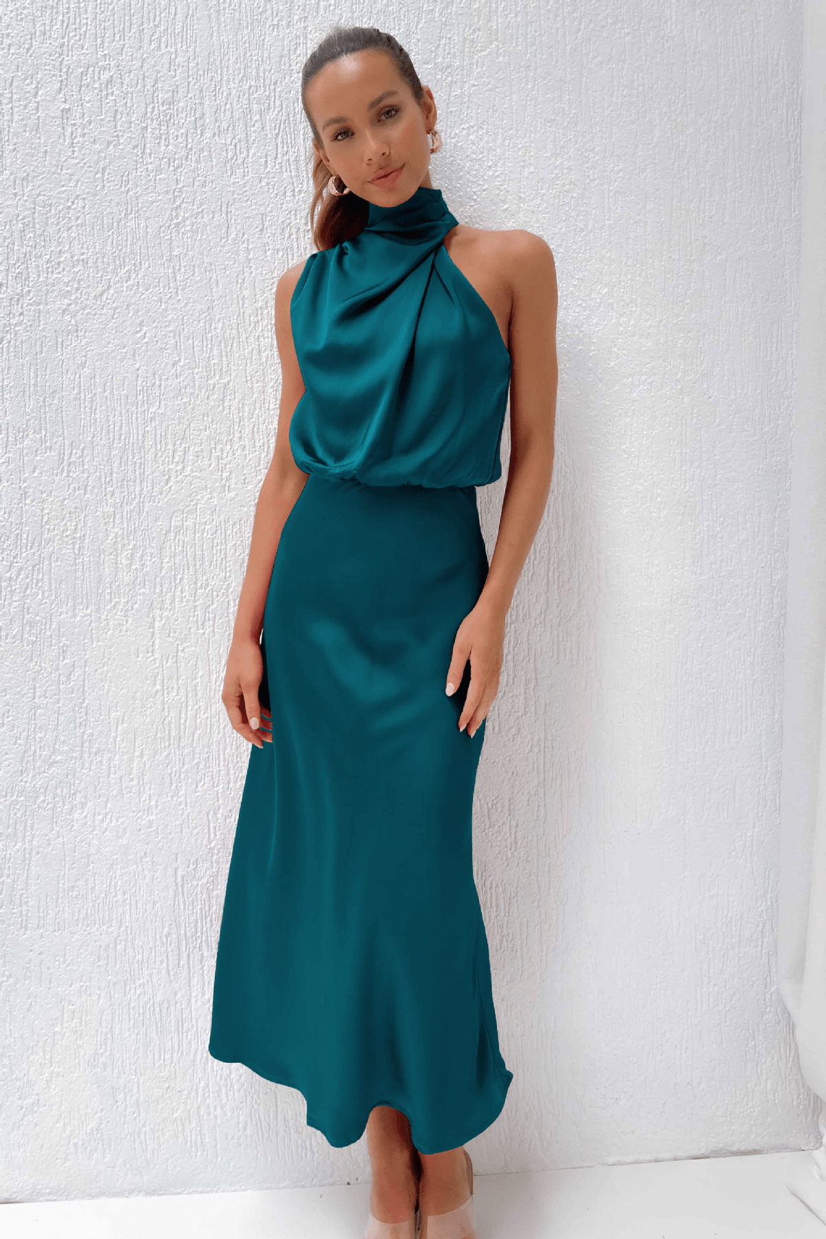Vestido maxi de cetim com decote drapeado Adila