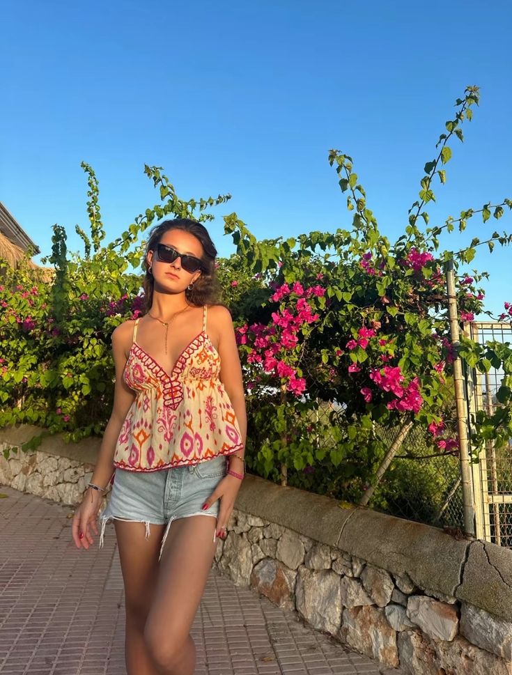 Agrafena boho-cam top med broderi, kvaster og bindebånd