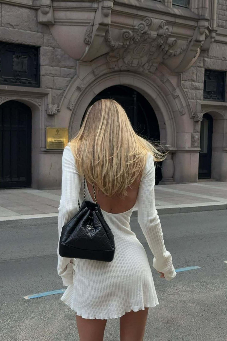 Ailyn minikjole med åben ryg