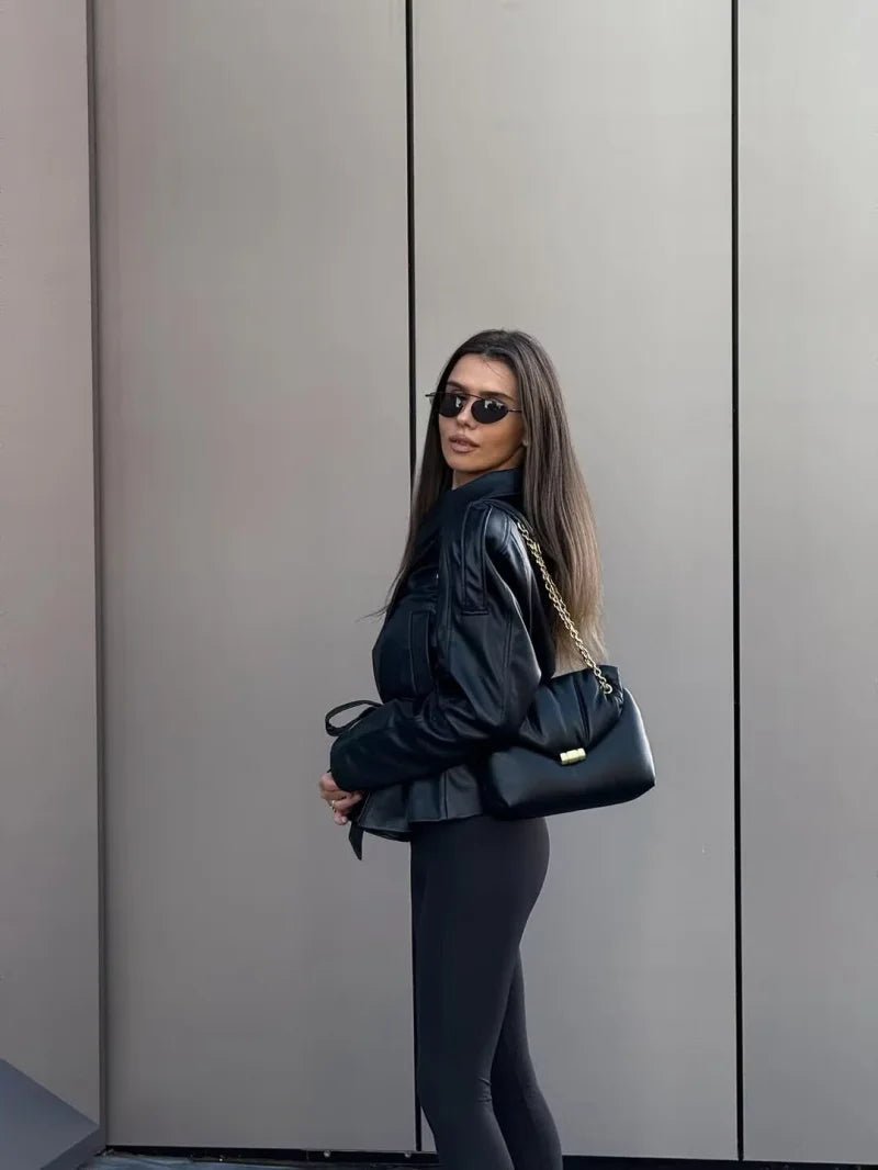 Alma kort trenchcoat i imiteret læder