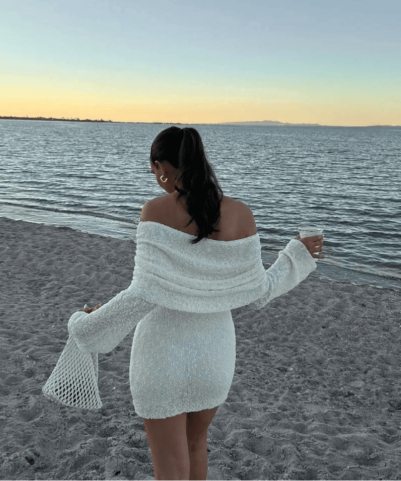 Vestido corto de punto ajustado con hombros descubiertos Annika