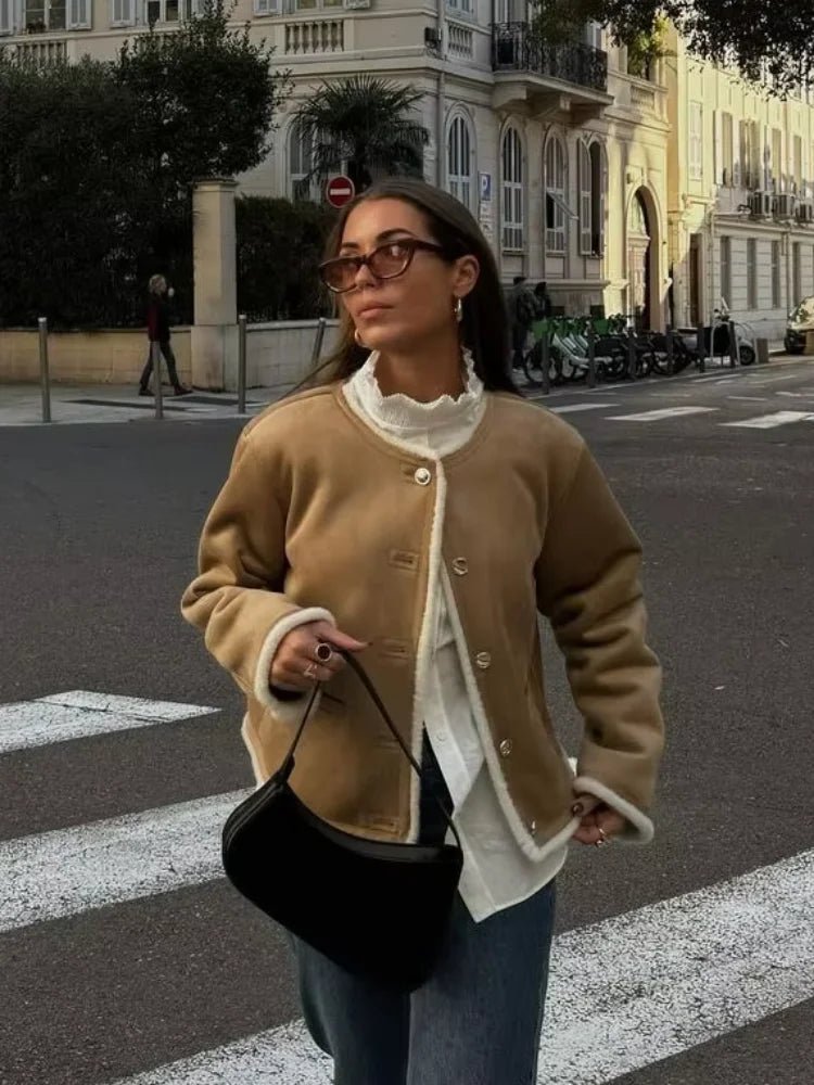 Casaco Aralyn em camurça com pelo sintético