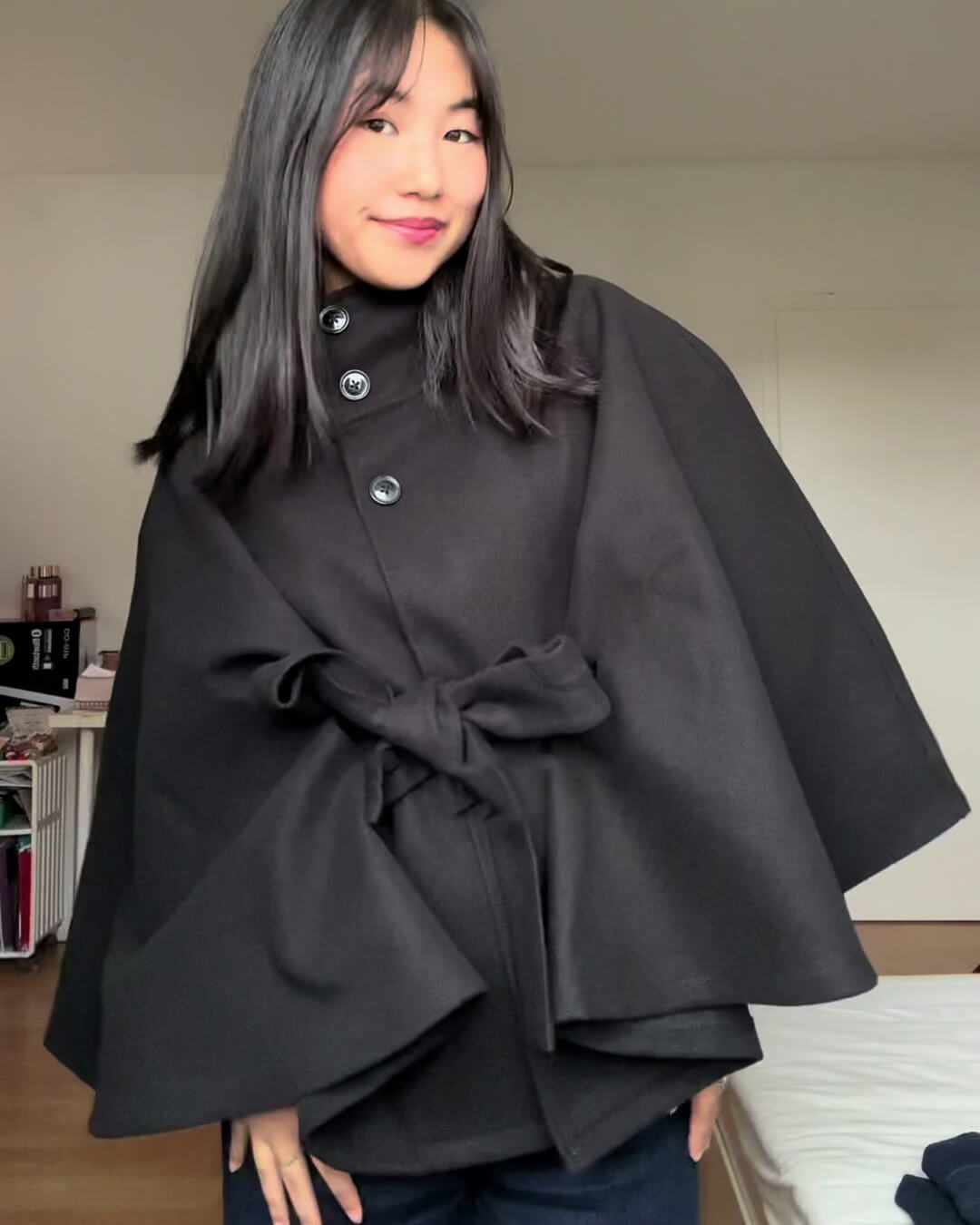 Elegante Cape-Jacke Arianne mit hohem Kragen und Gürtel