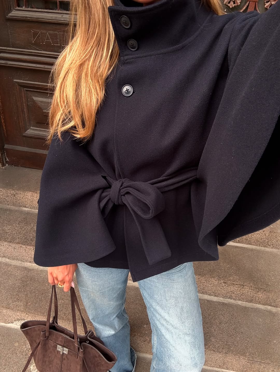 Elegante Cape-Jacke Arianne mit hohem Kragen und Gürtel