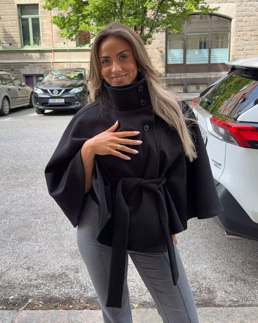 Elegante Cape-Jacke Arianne mit hohem Kragen und Gürtel