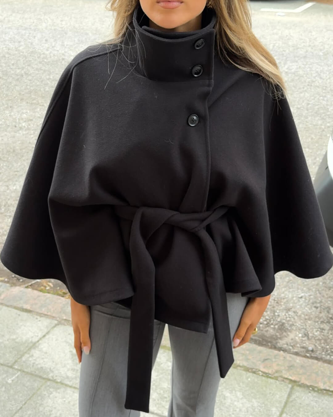 Elegante Cape-Jacke Arianne mit hohem Kragen und Gürtel