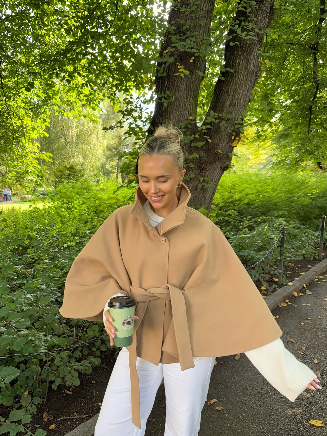Elegante Cape-Jacke Arianne mit hohem Kragen und Gürtel
