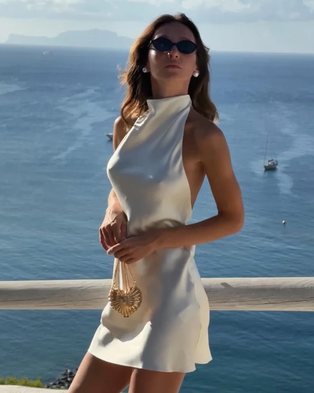Vestido mini Bianca em cetim, sem costas