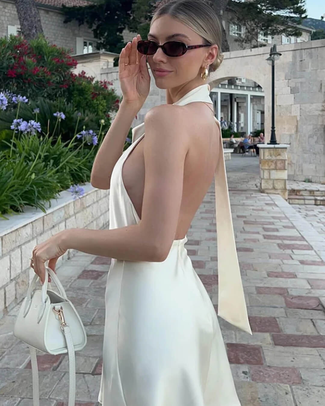 Vestido mini Bianca em cetim, sem costas