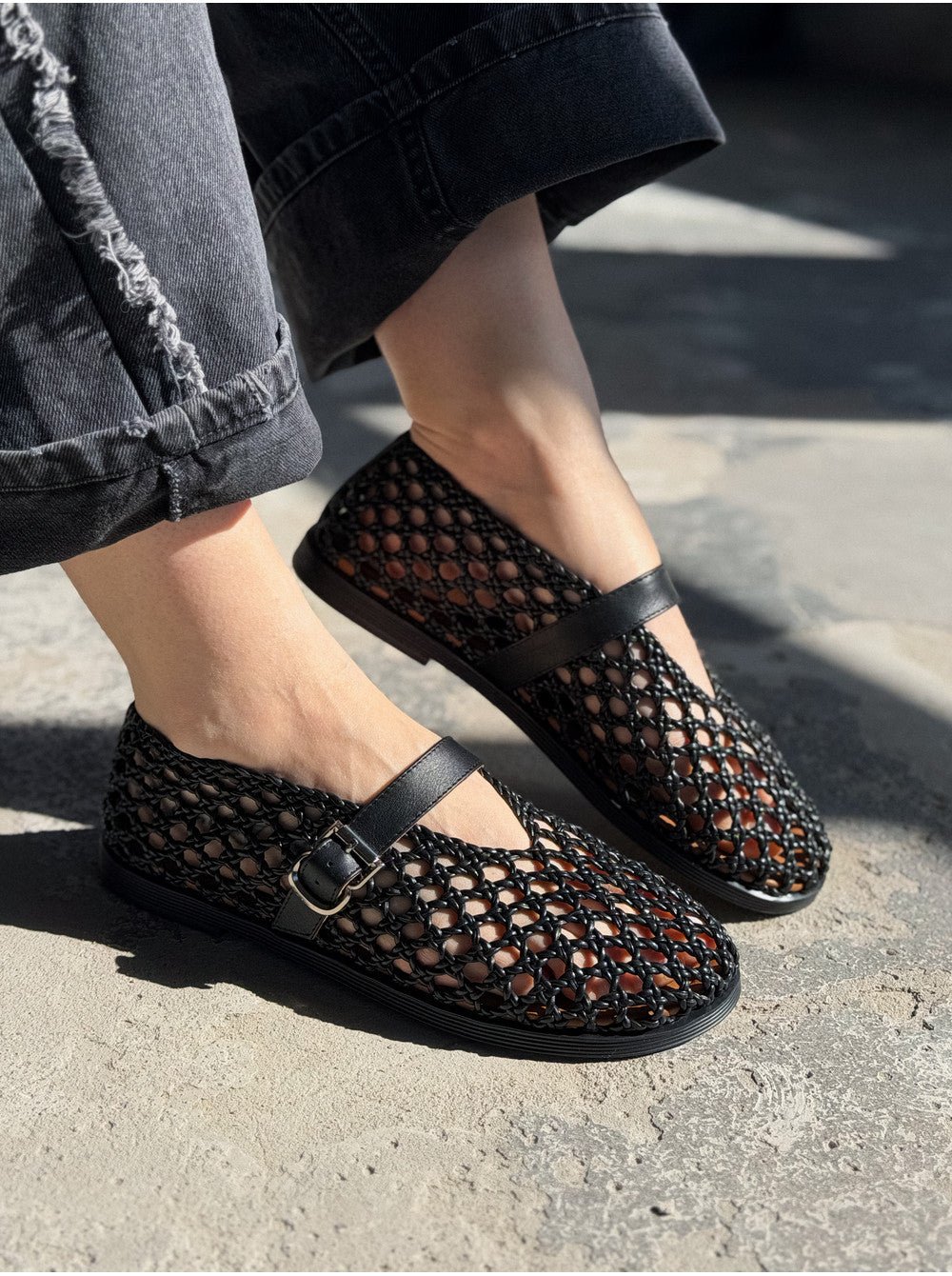 Bianca vävda platta sandaler med hålmönster