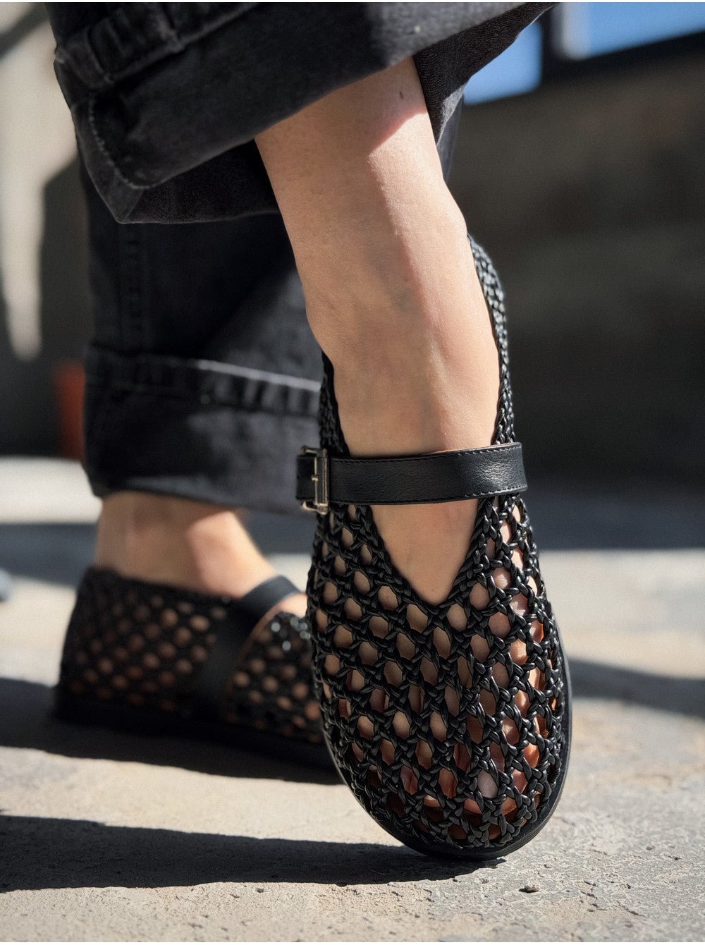 Bianca vävda platta sandaler med hålmönster