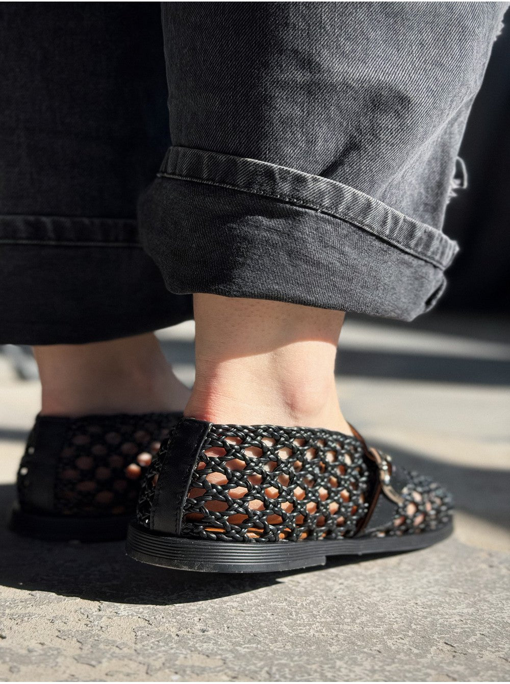Bianca vävda platta sandaler med hålmönster
