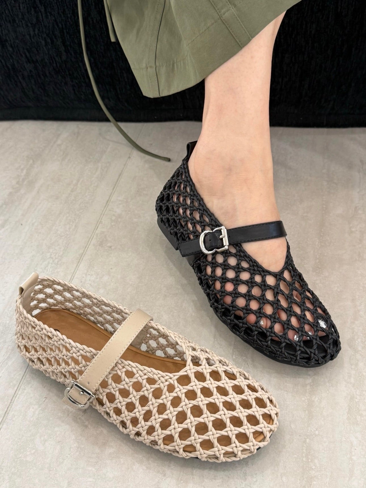Bianca vävda platta sandaler med hålmönster