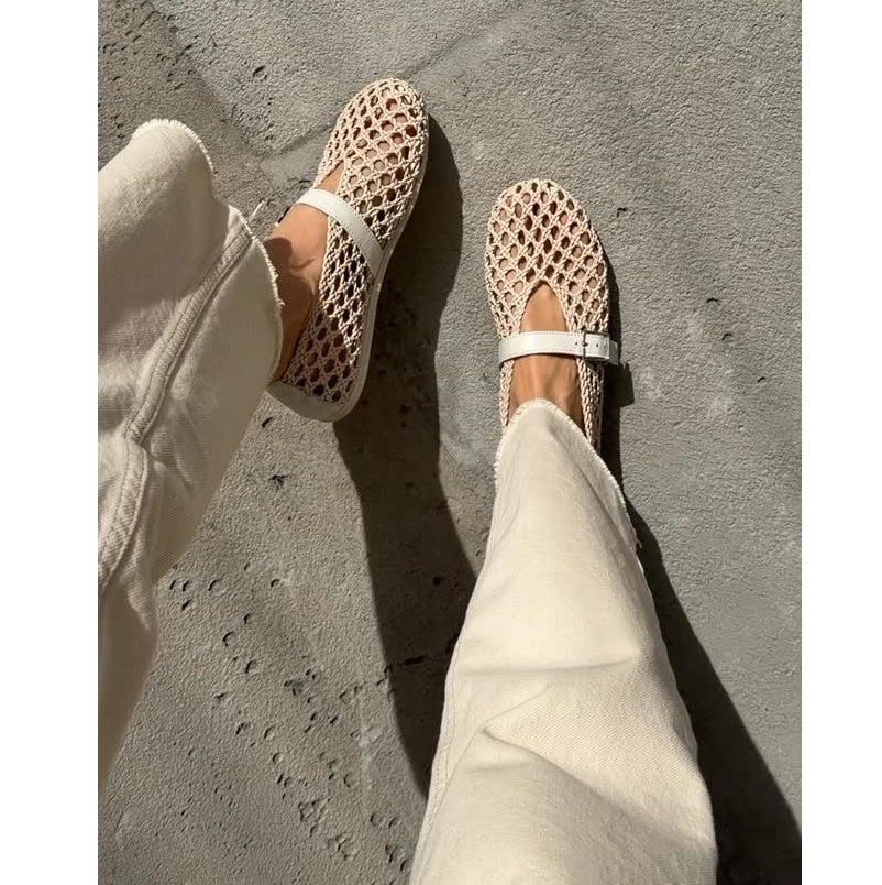 Bianca vävda platta sandaler med hålmönster