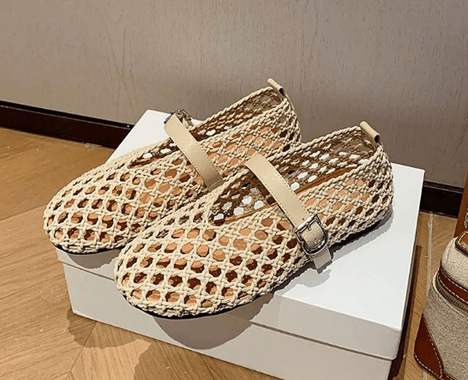 Bianca vävda platta sandaler med hålmönster