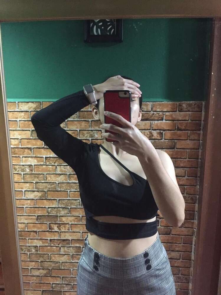 Crop top asimmetrico Celeste con cut-out