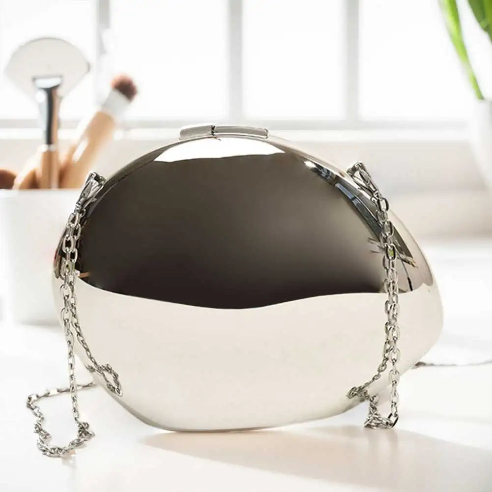 Clutch de noche con forma de concha Celeste