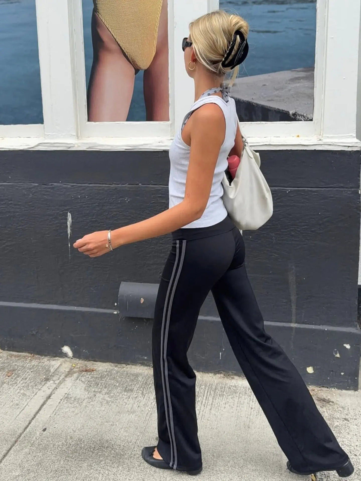 Charis yogabroek met lage taille en uitlopende pijpen