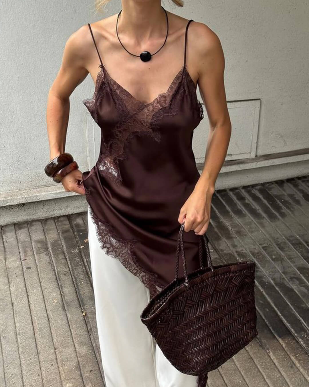 Chiara asymmetrisk midikjole i sateng med blonder