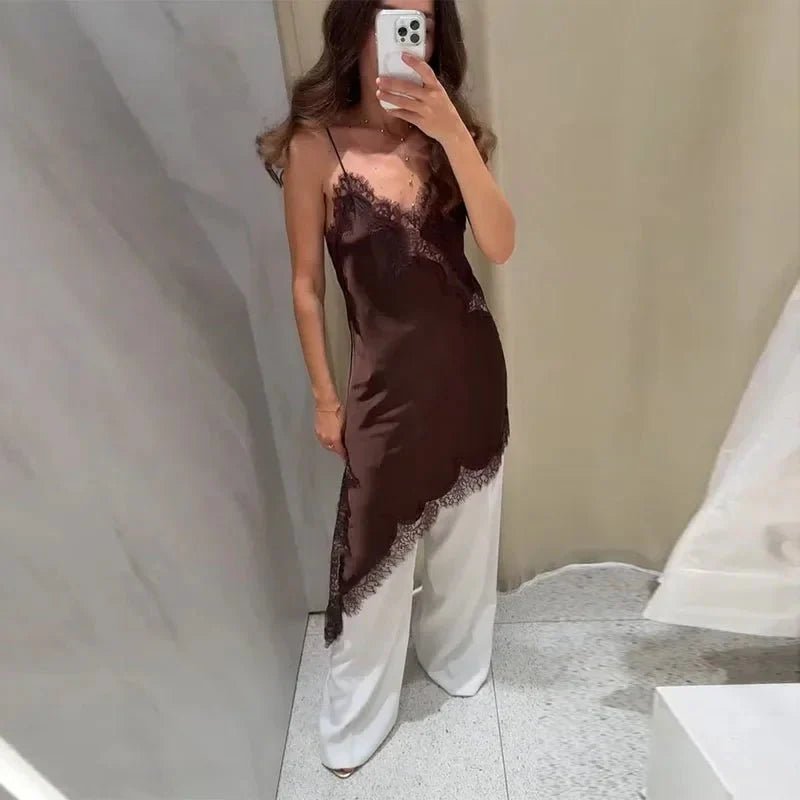 Chiara asymmetrisk midikjole i sateng med blonder