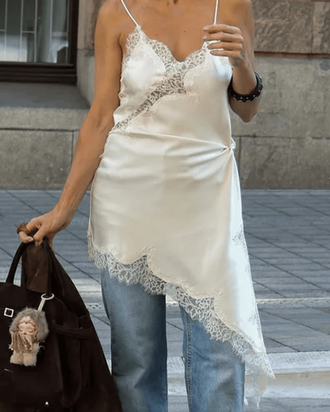 Chiara asymmetrisk midikjole i sateng med blonder