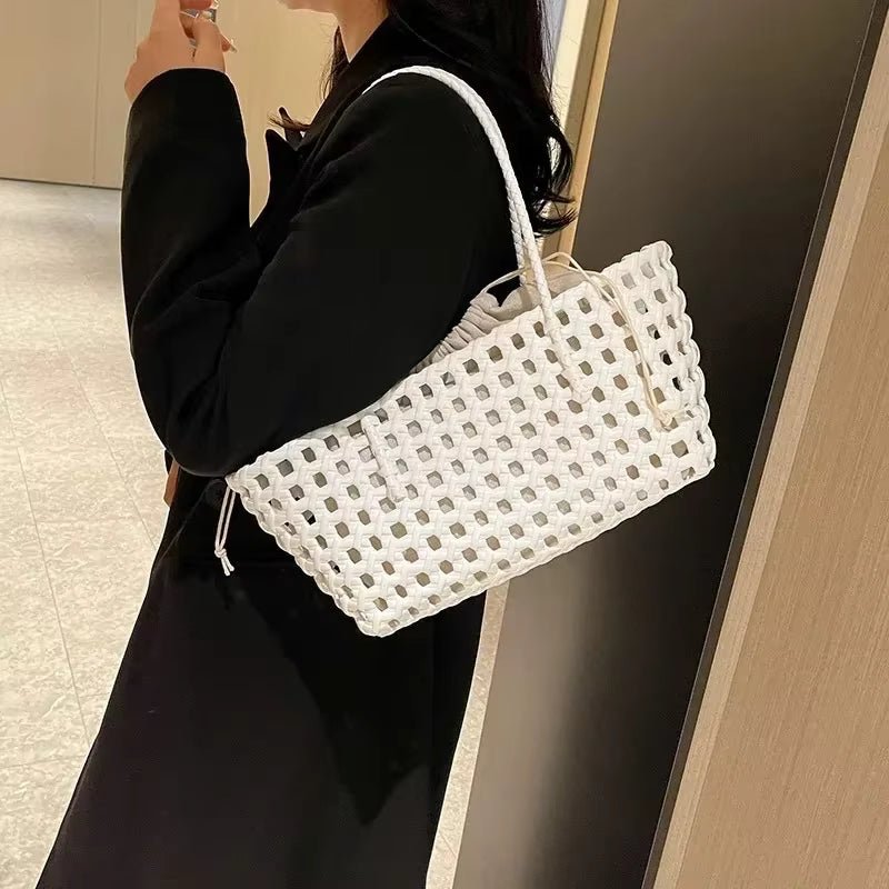 Claudia skulderveske i utskåret design