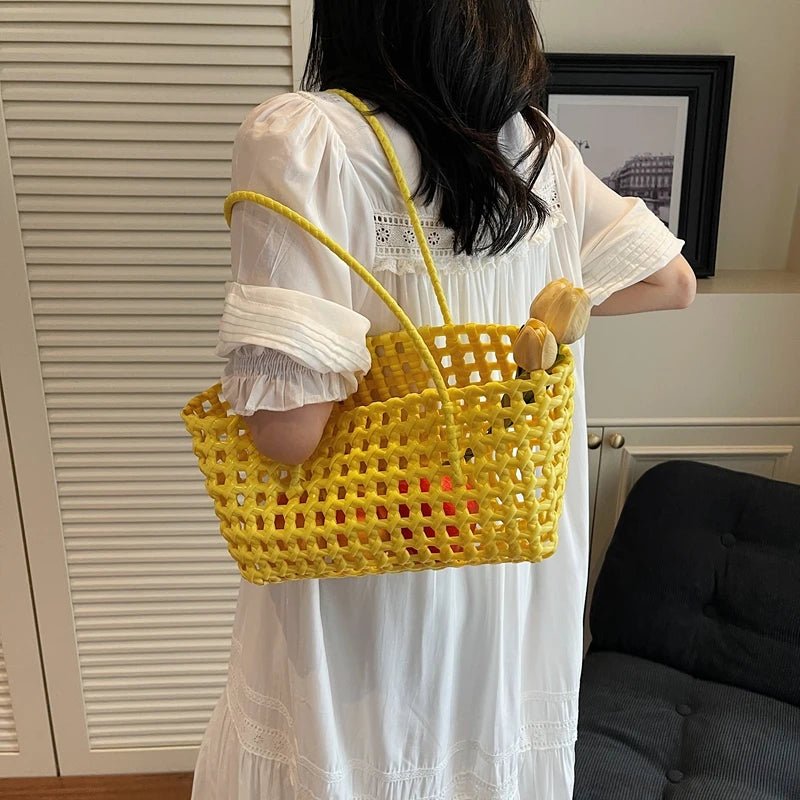 Claudia skulderveske i utskåret design