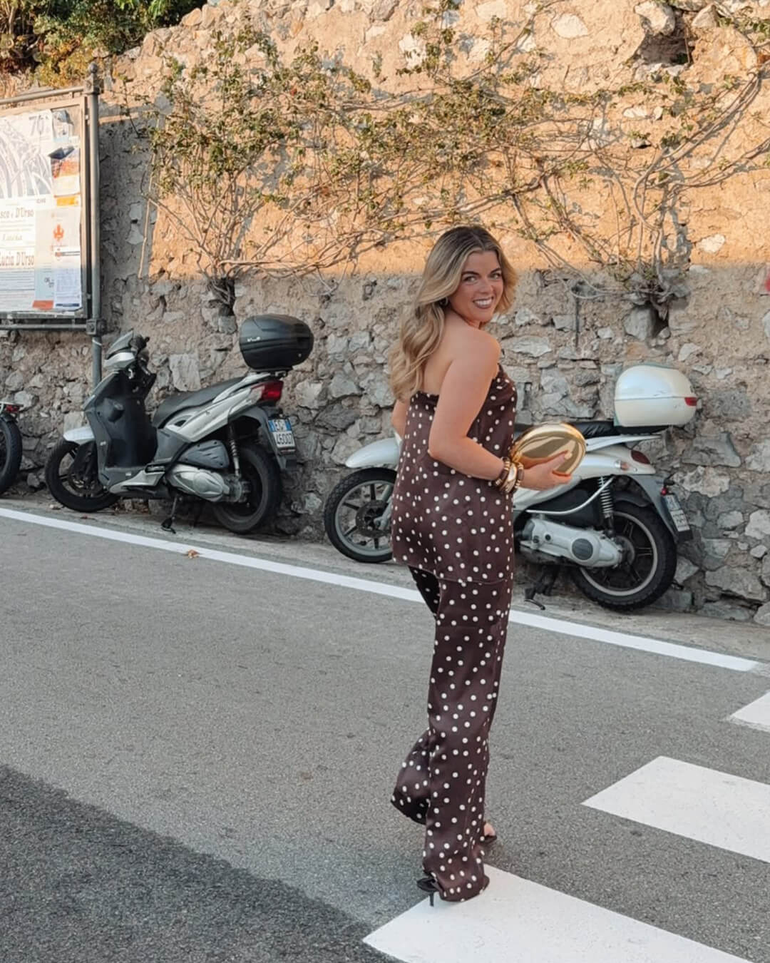 Claudine buksedragt i satin med bandeau-top