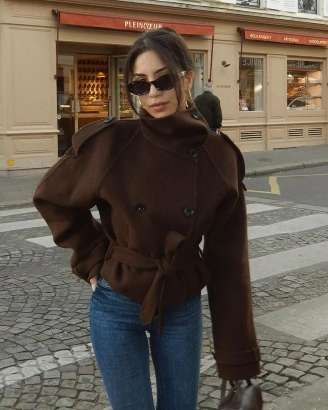 Sobretudo curto Debbie de gola subida
