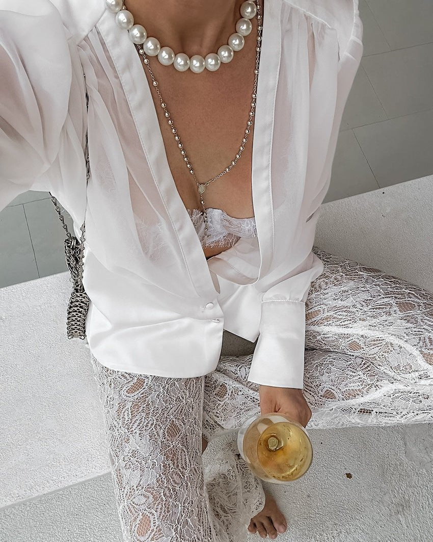 Blusa transparente abotonada con escote pronunciado Elisa