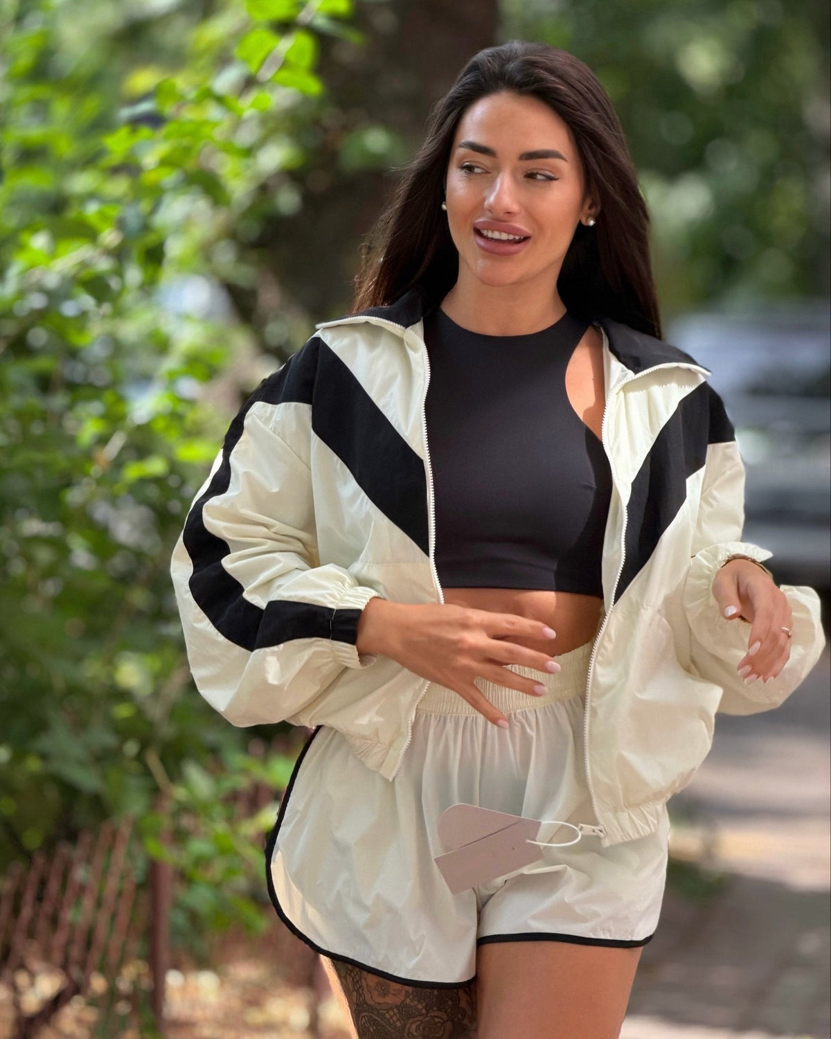 Completo Ellen antivento con motivo chevron e pantaloncini