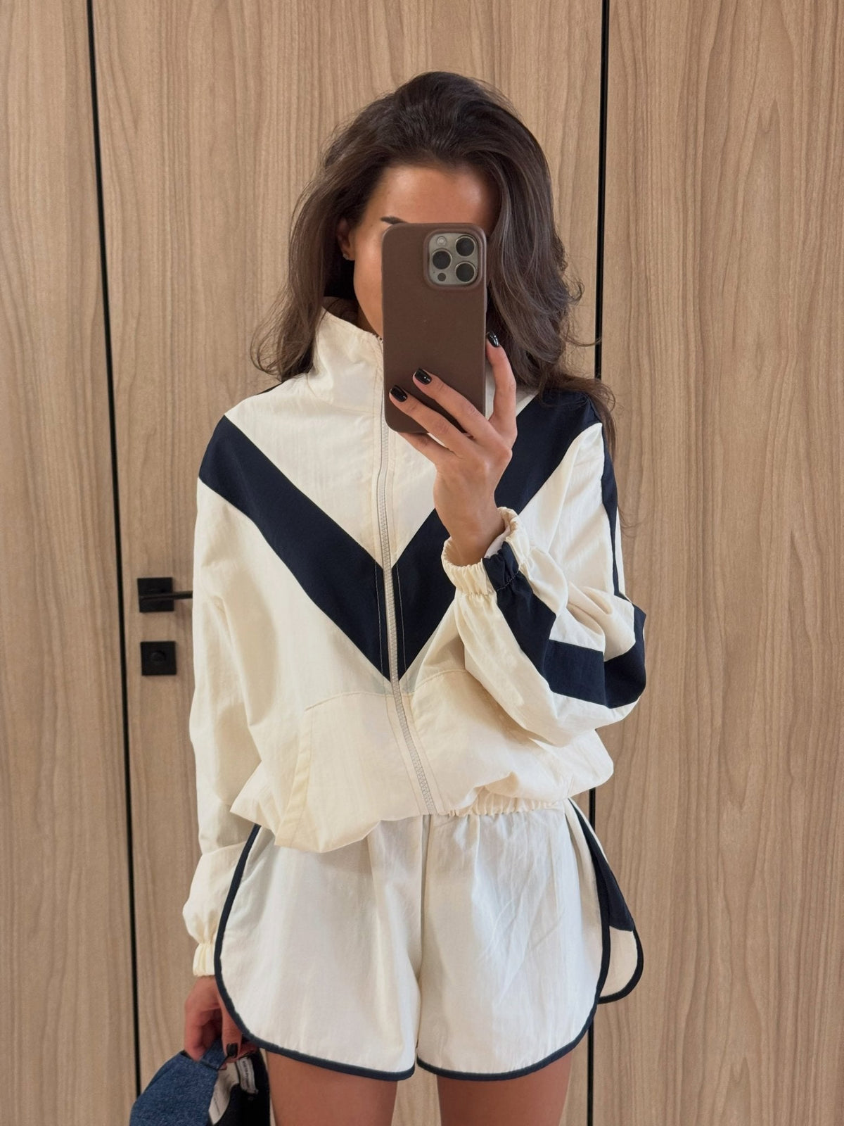Completo Ellen antivento con motivo chevron e pantaloncini