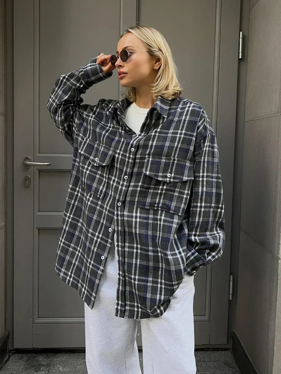 Emma løstsiddende ternet bluse