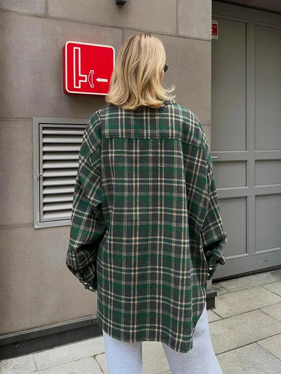 Emma løstsiddende ternet bluse