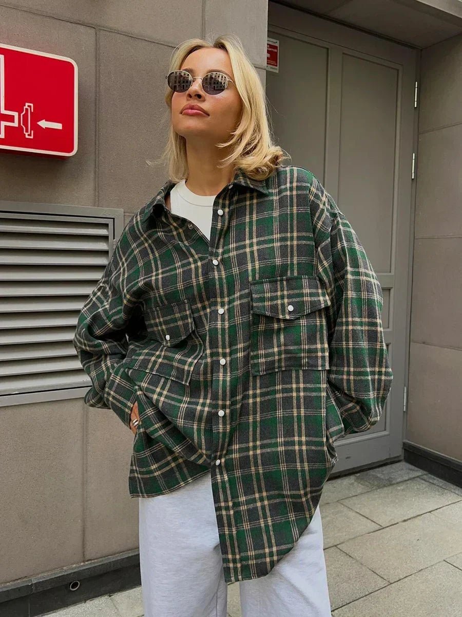 Emma løstsiddende ternet bluse