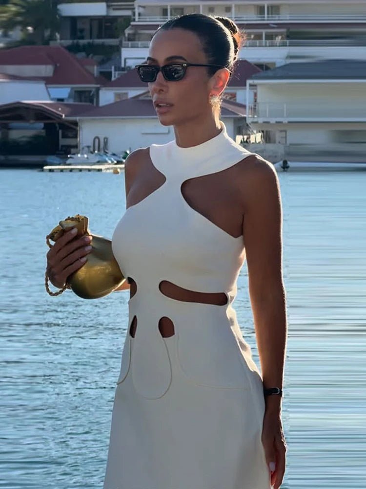 Gisele minikjole med bare skuldre og halterneck