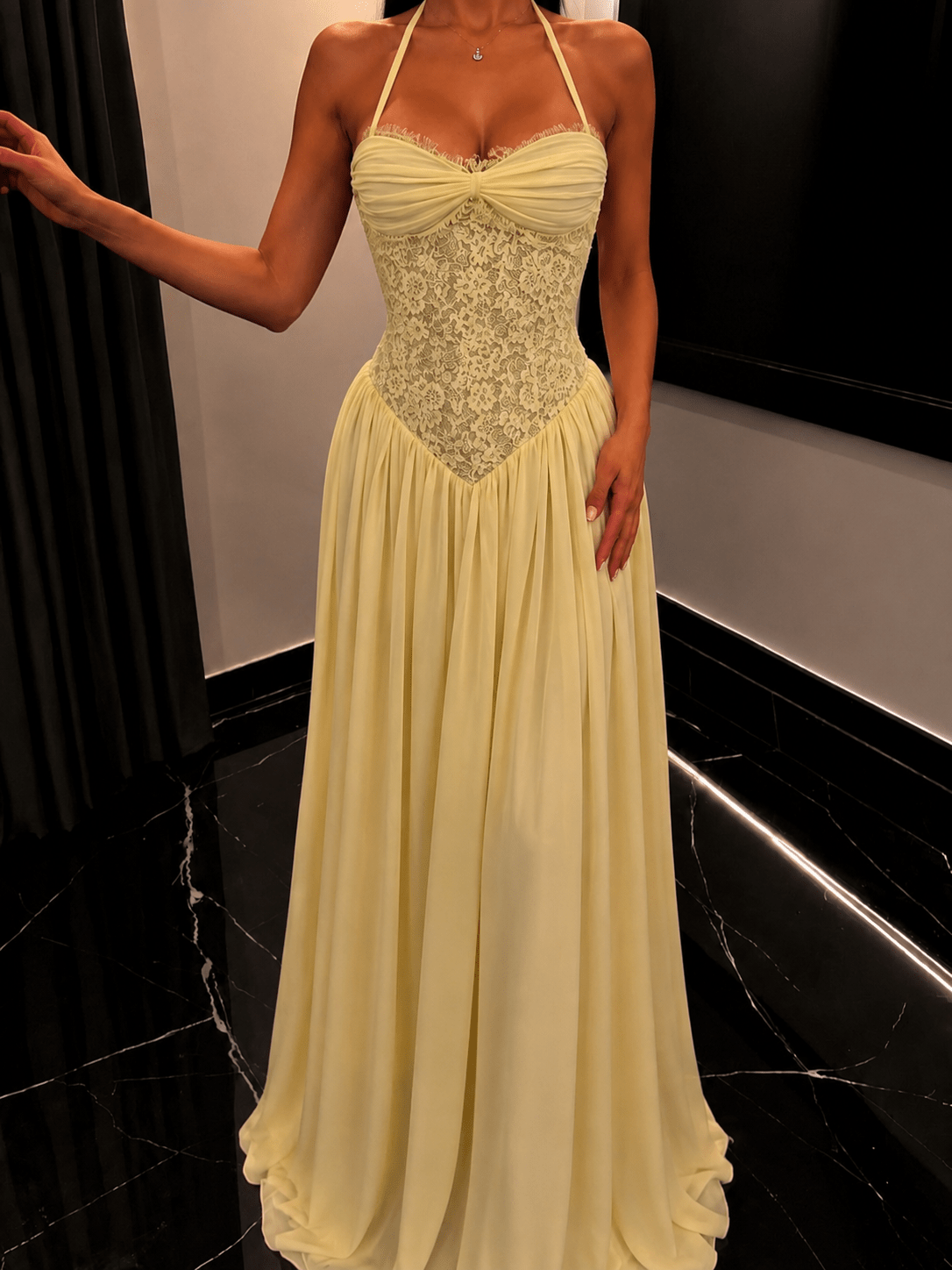 Gloria Maxikleid mit Neckholder und Korsett
