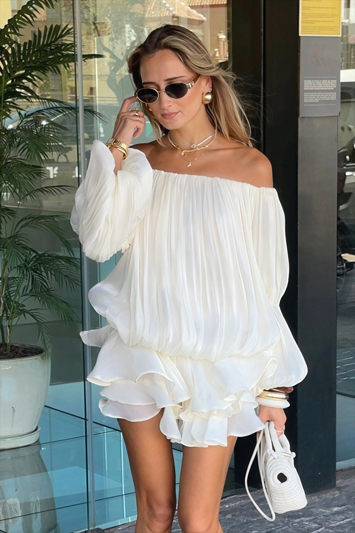 Mini-robe Greta à épaules dénudées, volants et pans superposés
