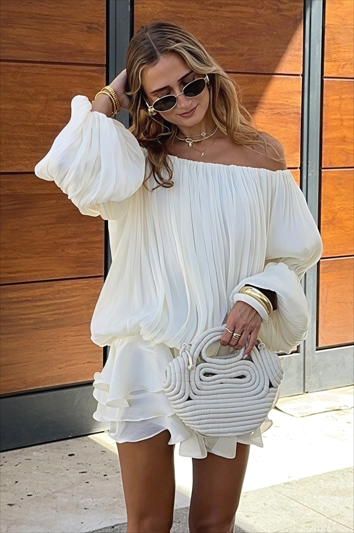 Mini-robe Greta à épaules dénudées, volants et pans superposés
