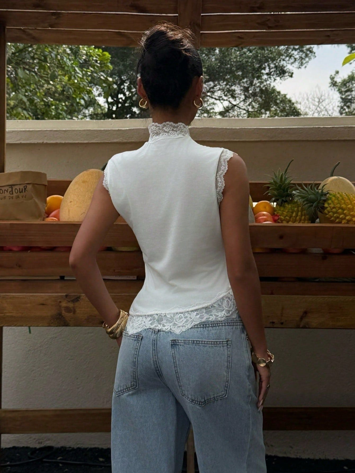 Top sem mangas com acabamento de renda Hanna