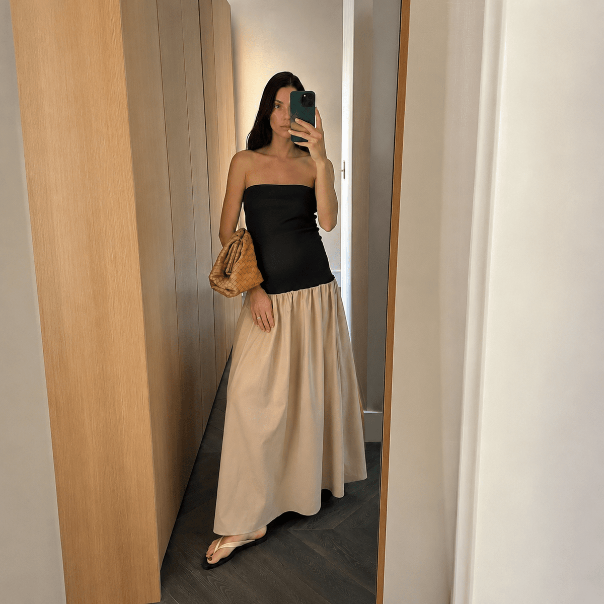 Hannah maxikjole med kontrastdetaljer og Honor-design