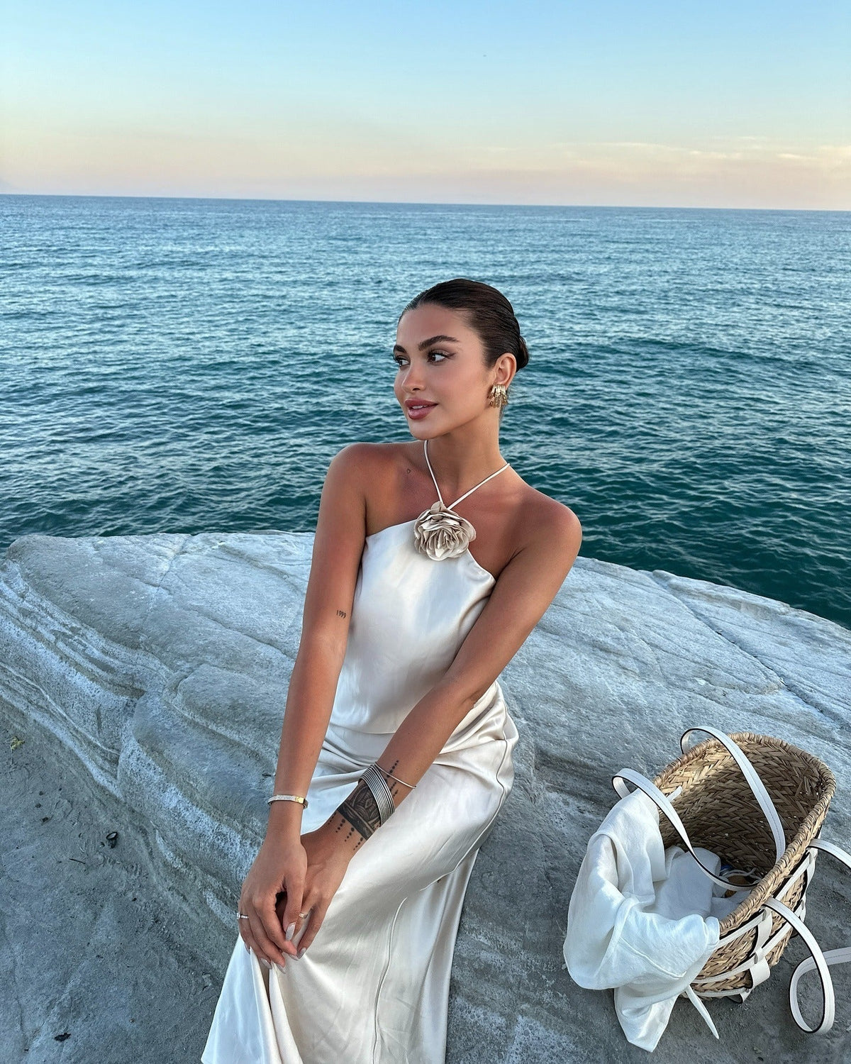Vestido maxi de cetim com decote halter Harper
