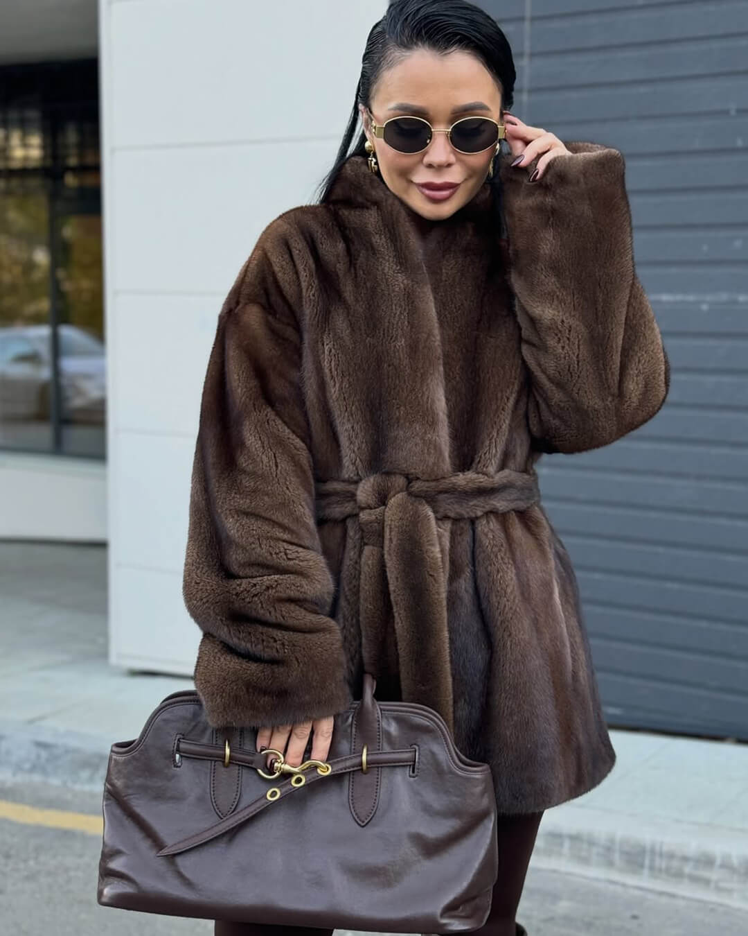Hazel Taillierte Kunstpelzjacke mit Gürtel