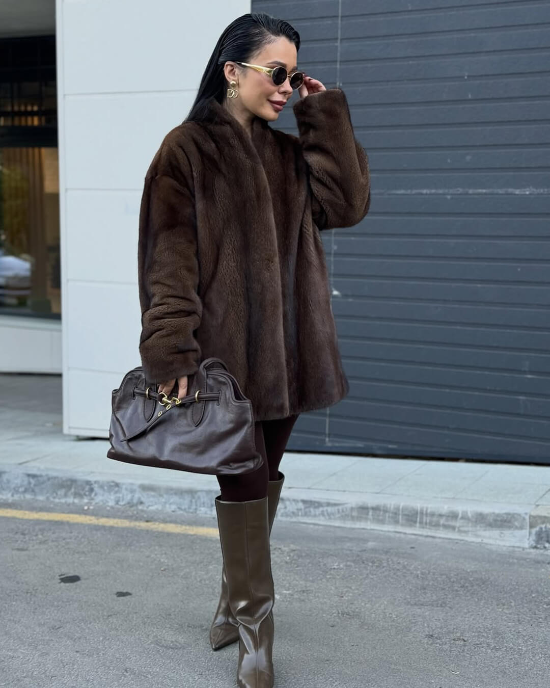 Hazel Taillierte Kunstpelzjacke mit Gürtel