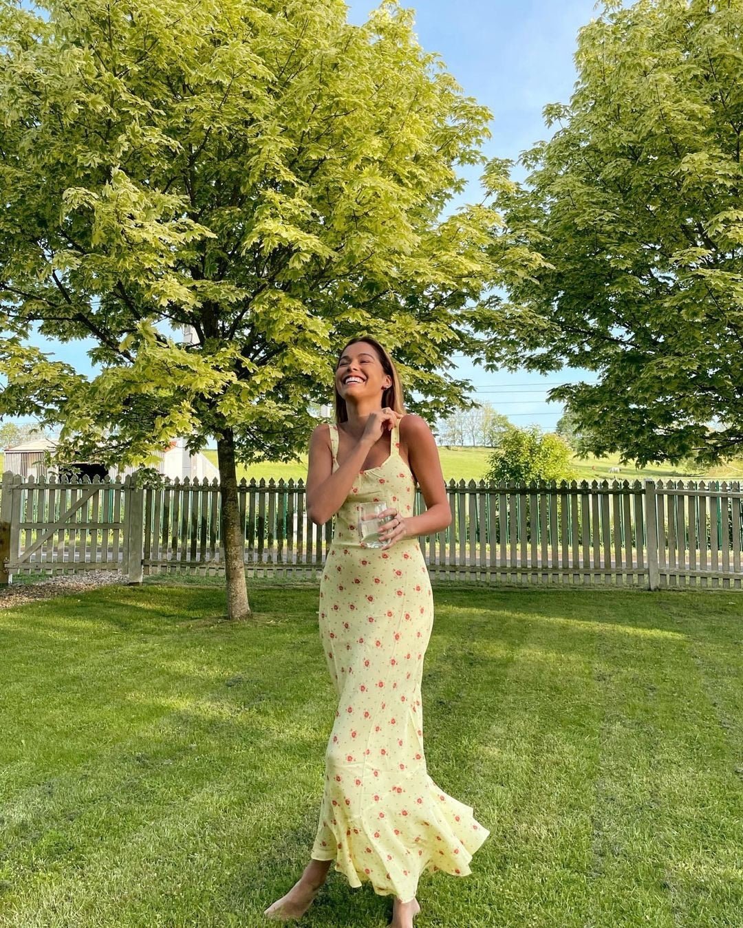 Vestido floral acampanado con volantes Iris