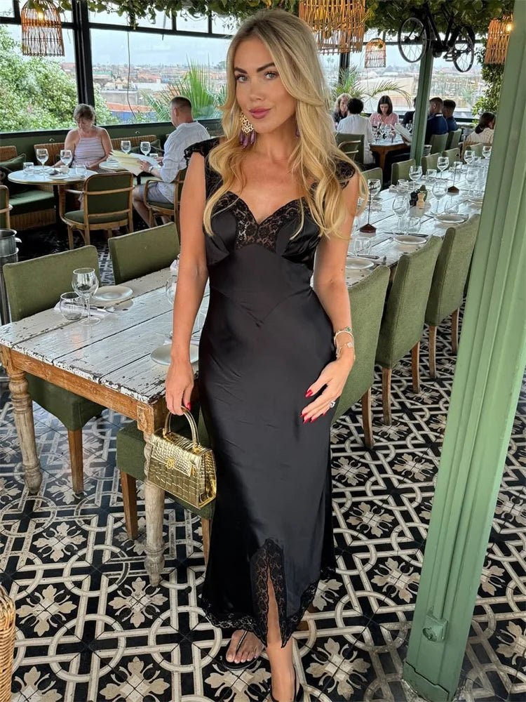 Joanna lang satin- og blondetkjole